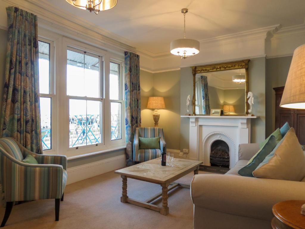Ruang duduk di 14 Market Cross Place - Beachfront location with lovely sea views - Aldeburgh Coastal Cottages