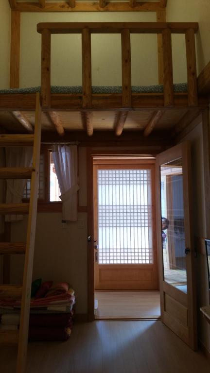 Postel nebo postele na pokoji v ubytování Jeongga Hanok
