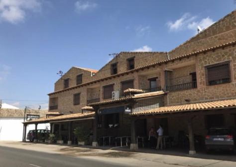 un gran edificio de ladrillo en el lateral de una calle en El Quijote, en El Toboso