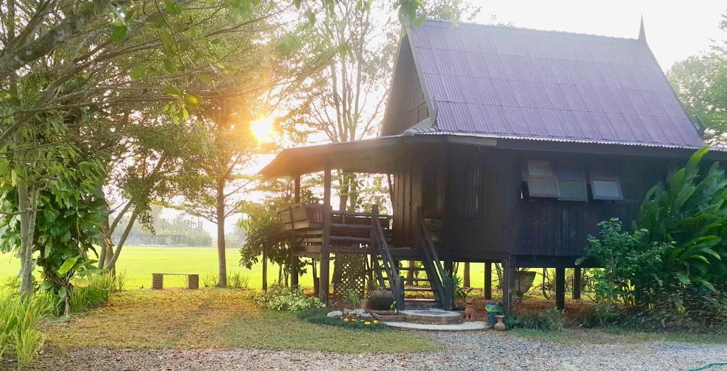 dom z panelem słonecznym na boku w obiekcie Baan Tung Boon Lom w mieście Mae Rim