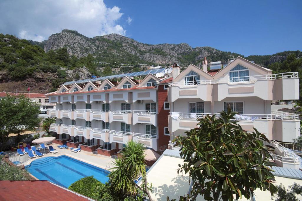 uma vista para o hotel e para a piscina em Sen Apart em Turunç