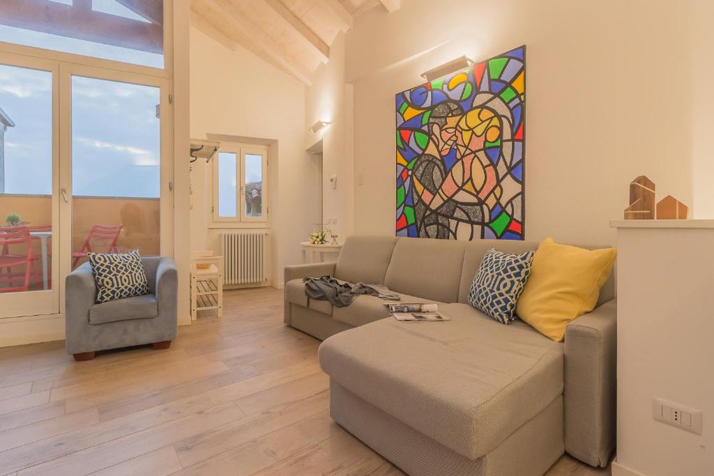 - un salon avec un canapé et un vitrail dans l'établissement Casa Manoli Varenna, à Varenna
