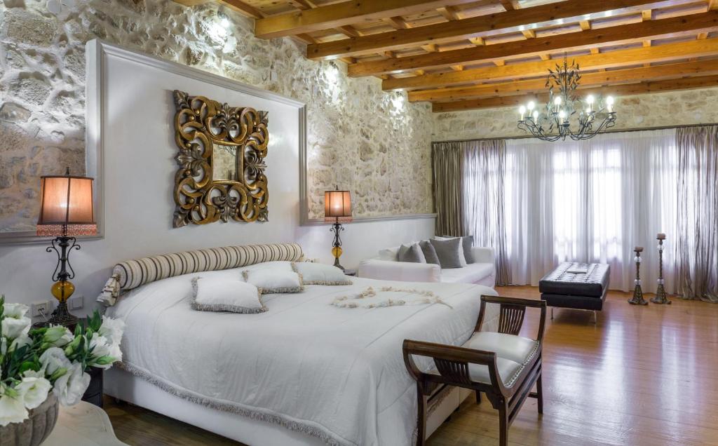 Кровать или кровати в номере Avli Lounge Apartments