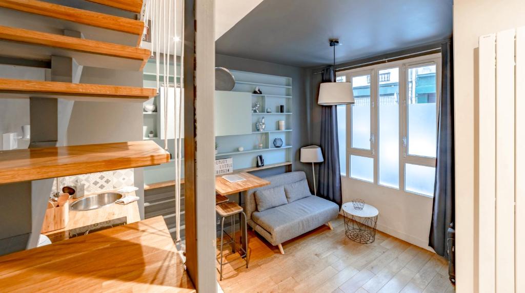 un petit salon avec un canapé et une table dans l'établissement Midoon guest - DUPLEX D'ARCHITECT PARIS 10ème, à Paris