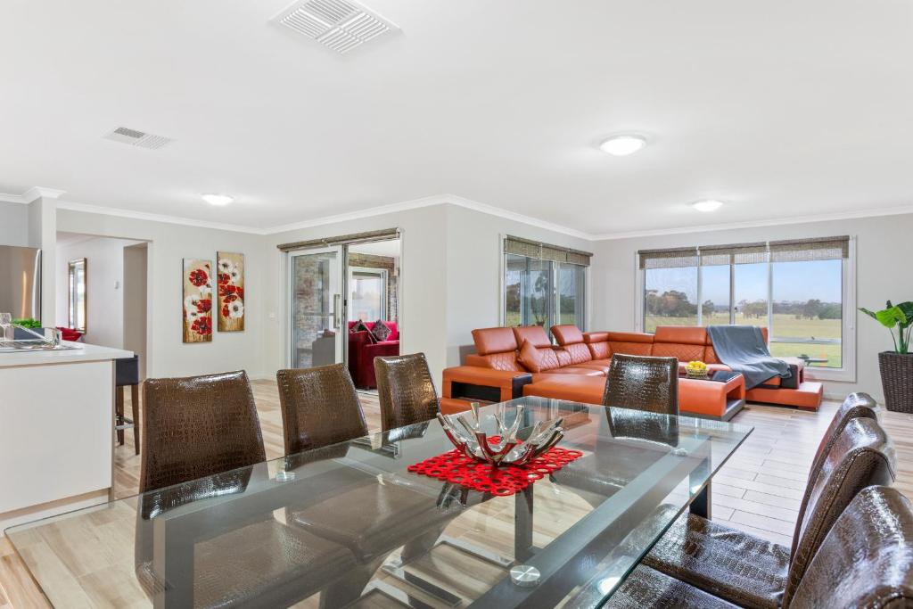 Travel Proud Bulla Villas - More Space for your Stay, Sleep 12 - Six-Bedroom House