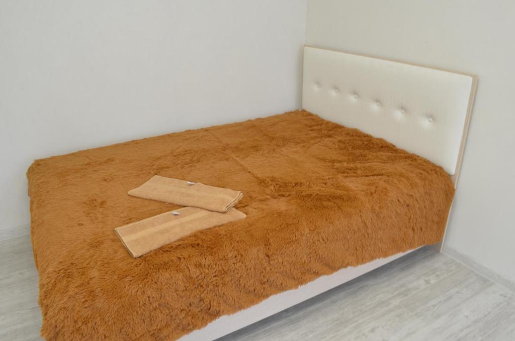 トヴェリにあるАпартаменты на Фадееваのベッド(上に茶色の毛布付)