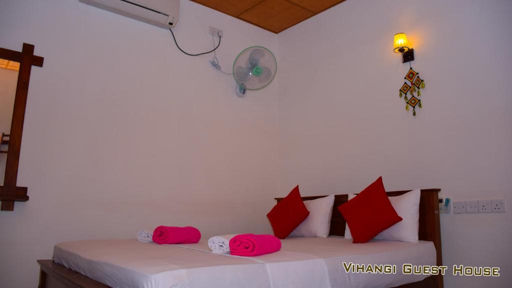 Postel nebo postele na pokoji v ubytování Vihangi Guesthouse