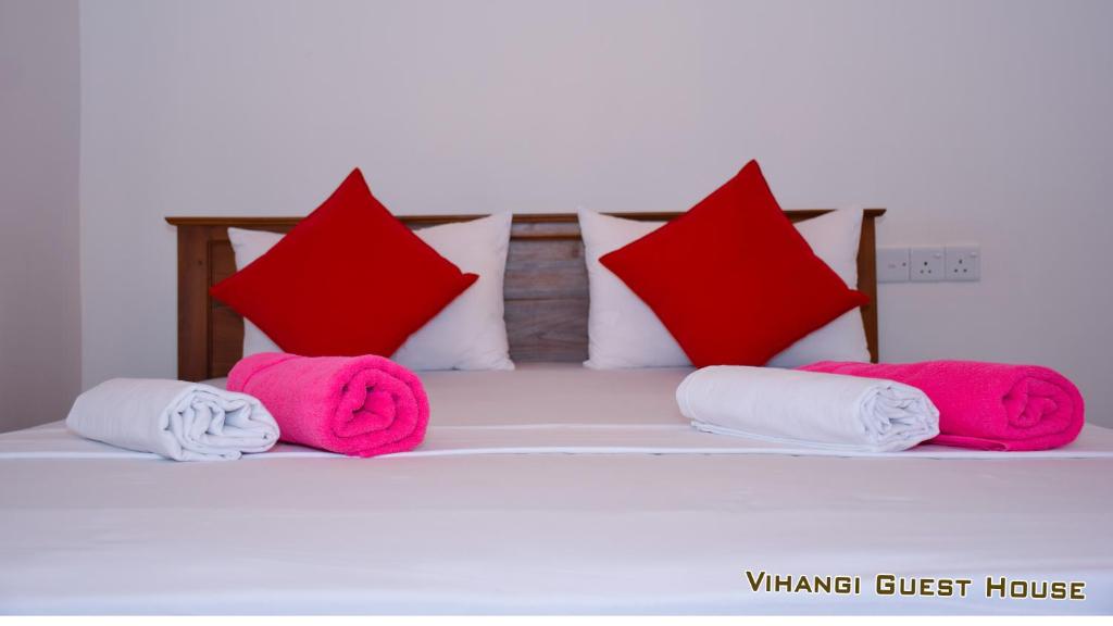Postel nebo postele na pokoji v ubytování Vihangi Guesthouse