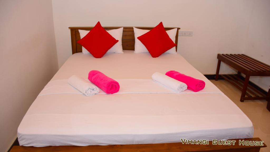 Postel nebo postele na pokoji v ubytování Vihangi Guesthouse