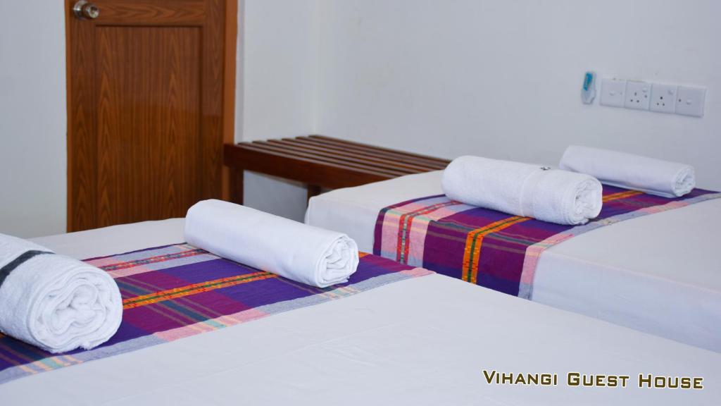 Postel nebo postele na pokoji v ubytování Vihangi Guesthouse