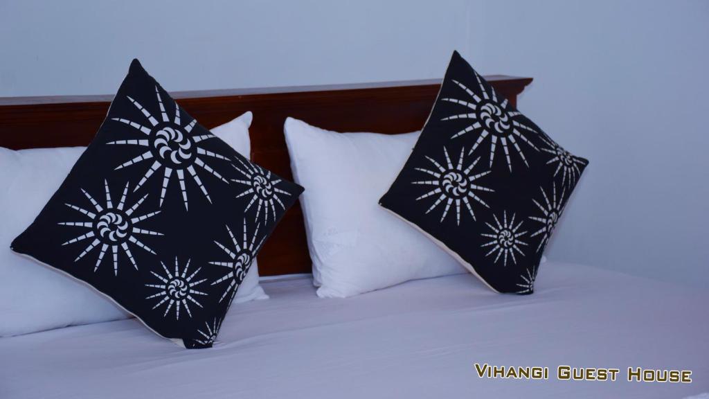 Postel nebo postele na pokoji v ubytování Vihangi Guesthouse