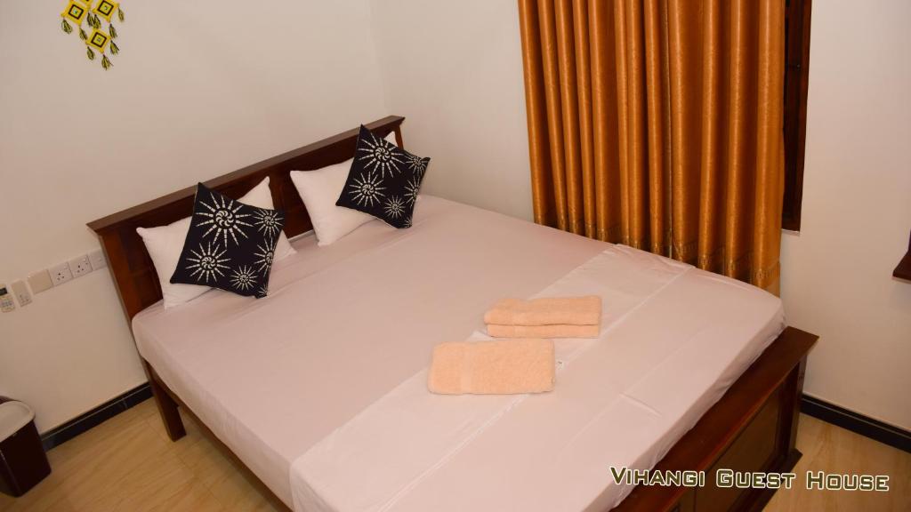 Postel nebo postele na pokoji v ubytování Vihangi Guesthouse