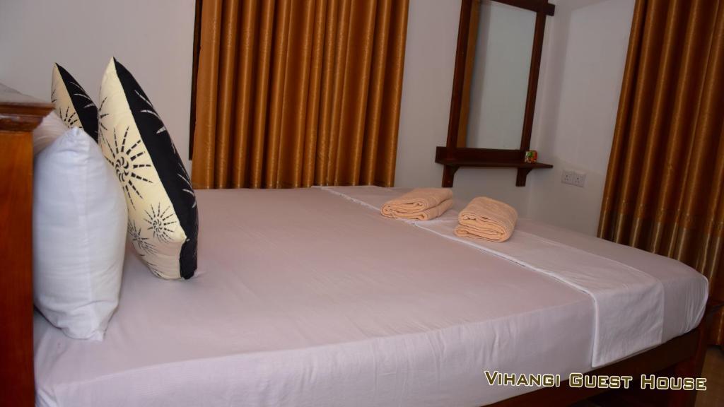 Postel nebo postele na pokoji v ubytování Vihangi Guesthouse