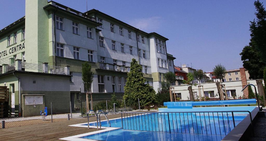 un hotel con piscina frente a un edificio en Wellness Hotel Central en Klatovy