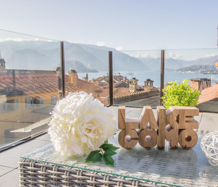 a table with a white flower and the word love at La terrazza di Marta in Varenna