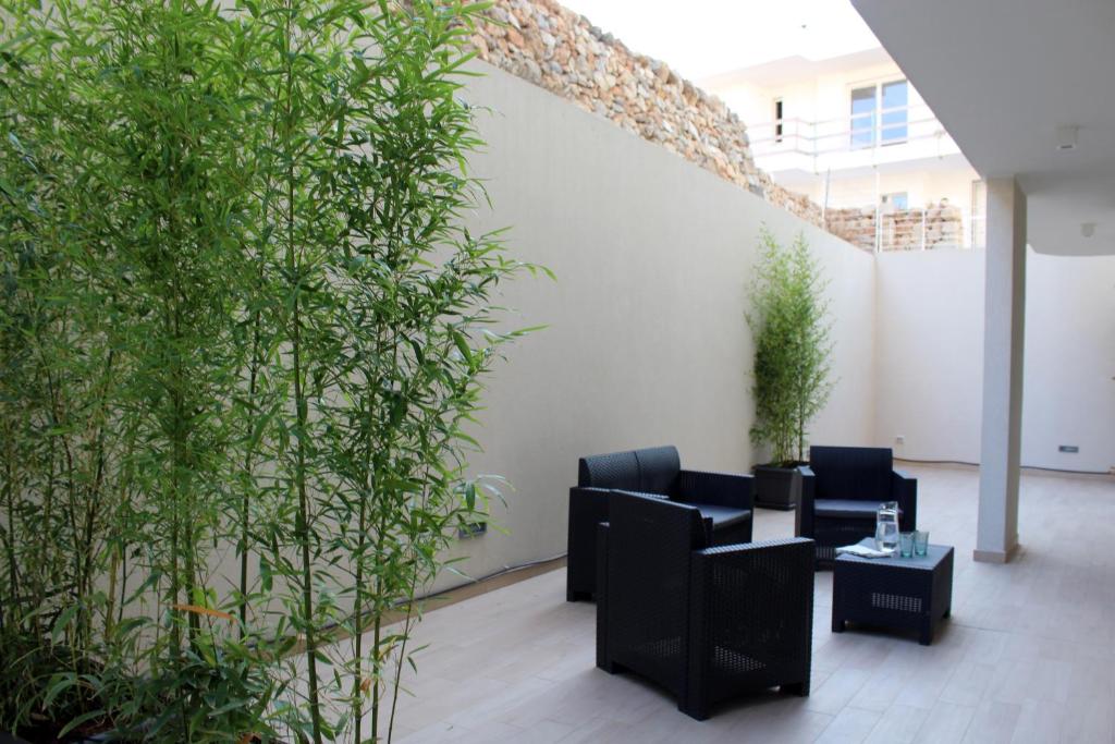 ein Wohnzimmer mit schwarzen Möbeln und Pflanzen in der Unterkunft Appartamento Santa Lucrezia in Polignano a Mare