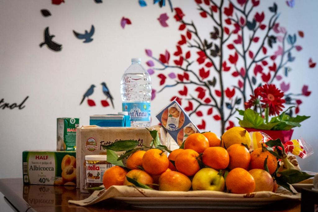 un cesto di arance su un tavolo con una bottiglia d'acqua di Grand Bijoux Torino Centrale a Torino