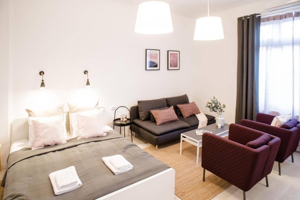 ブダペストにあるVery central, new and comfy apartment with A/Cのベッドルーム(大型ベッド1台付)、リビングルームが備わります。