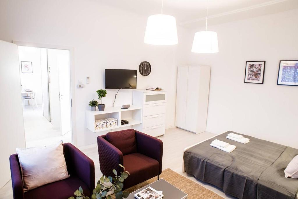 Televízia a/alebo spoločenská miestnosť v ubytovaní Very central, new and comfy apartment with A/C