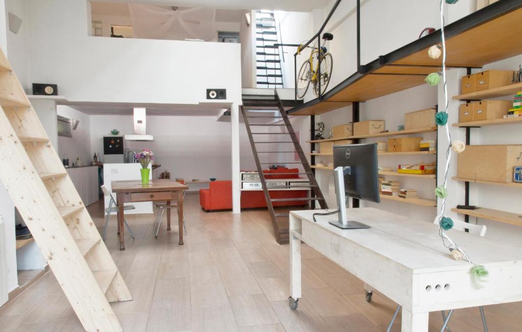 een loft met een trap en een bureau met een computer bij Loft in Authentic Rome Hood in Rome