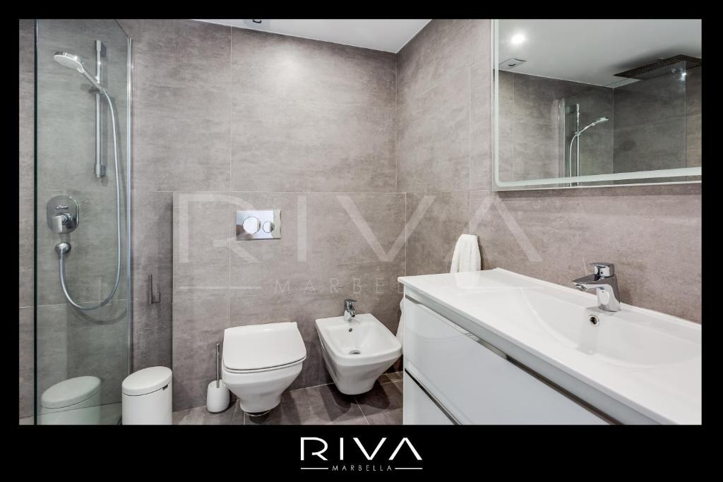 łazienka z toaletą, umywalką i prysznicem w obiekcie by Riva - 4 bedroom apartment in Dama de noche w Marbelli