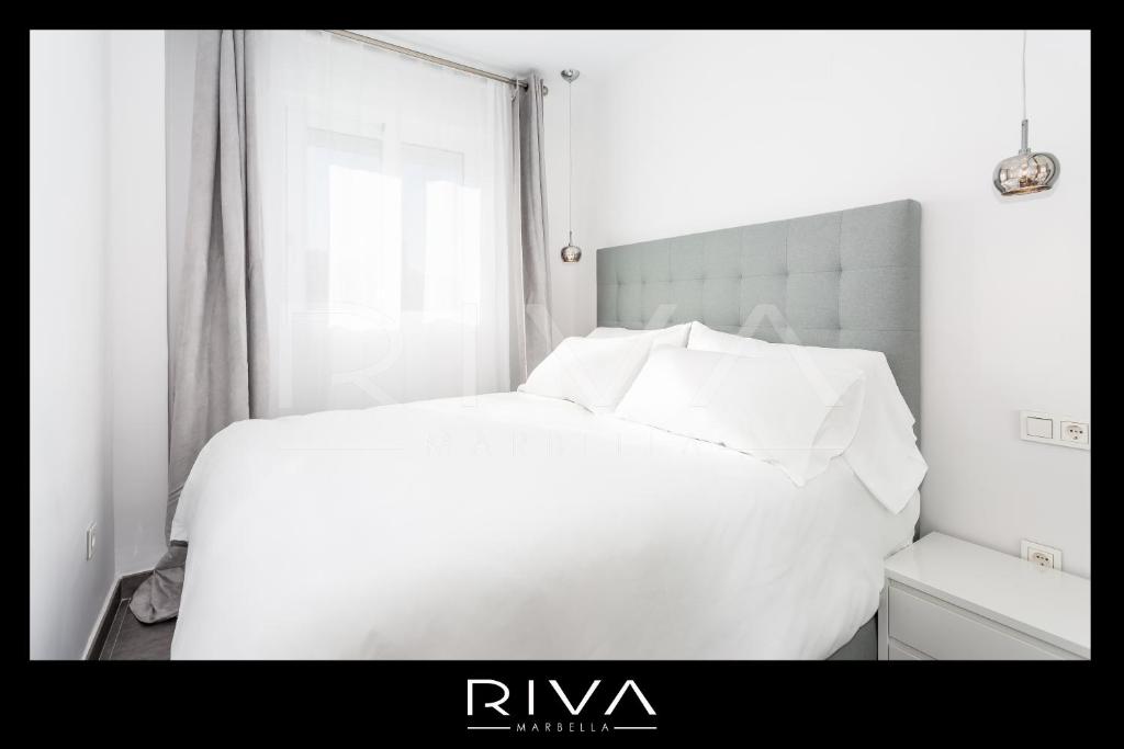 Łóżko lub łóżka w pokoju w obiekcie by Riva - 4 bedroom apartment in Dama de noche