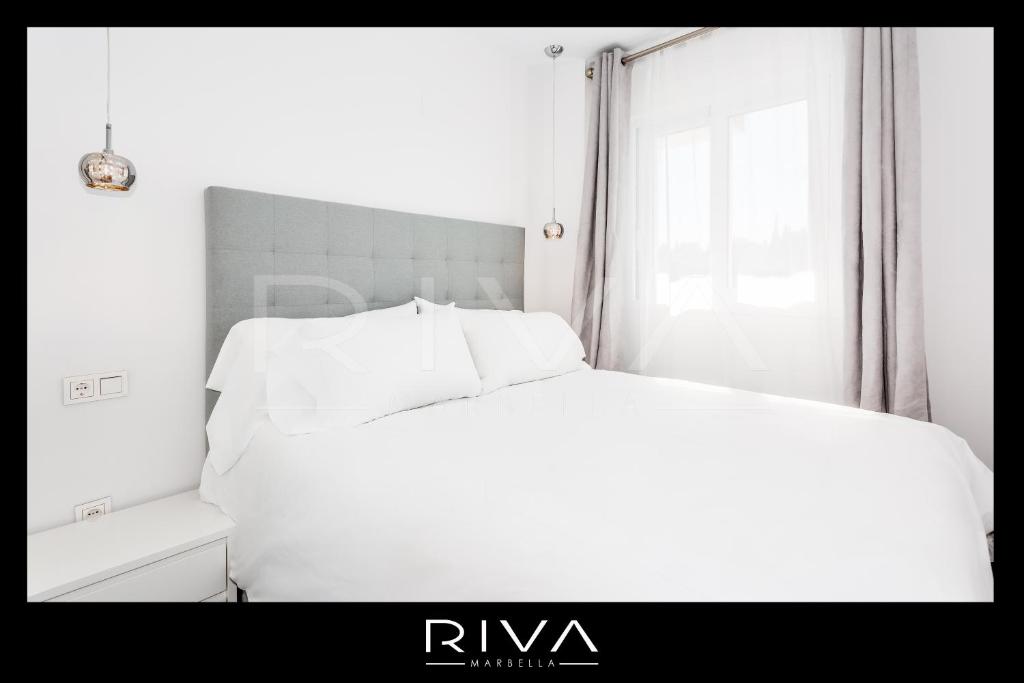 Łóżko lub łóżka w pokoju w obiekcie by Riva - 4 bedroom apartment in Dama de noche