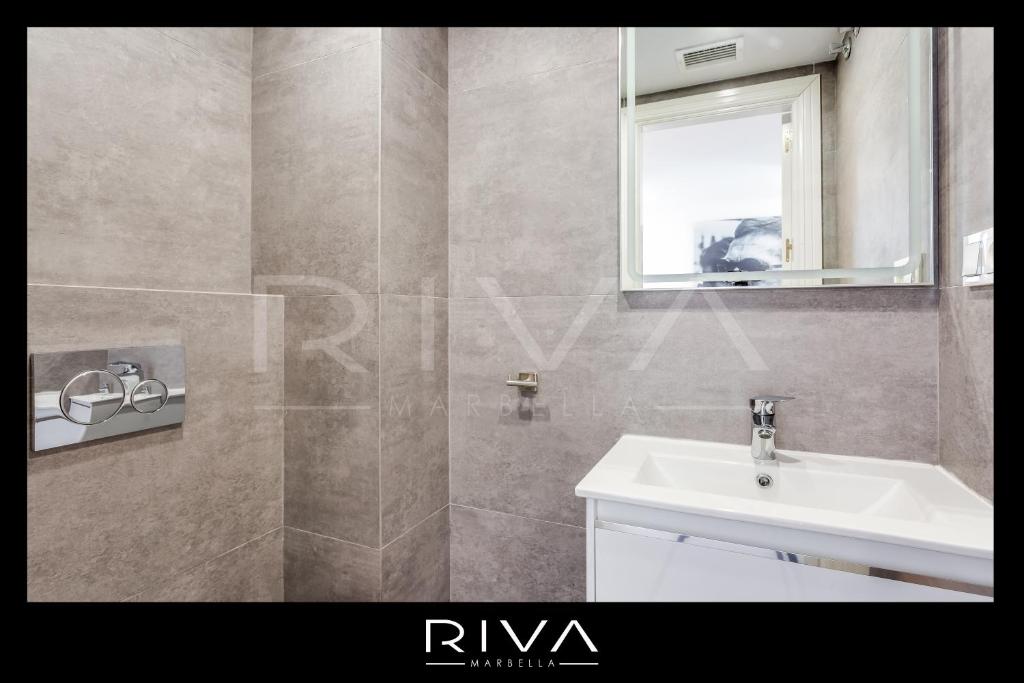 Łazienka w obiekcie by Riva - 4 bedroom apartment in Dama de noche