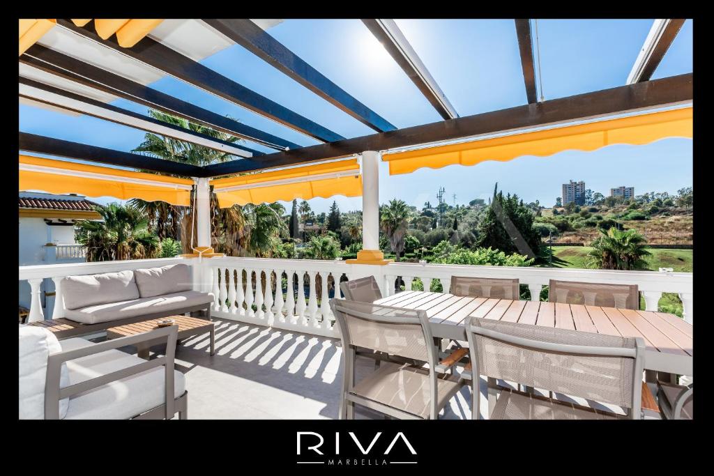 Balkon lub taras w obiekcie by Riva - 4 bedroom apartment in Dama de noche