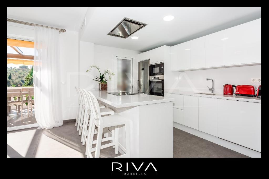 Kuchnia lub aneks kuchenny w obiekcie by Riva - 4 bedroom apartment in Dama de noche