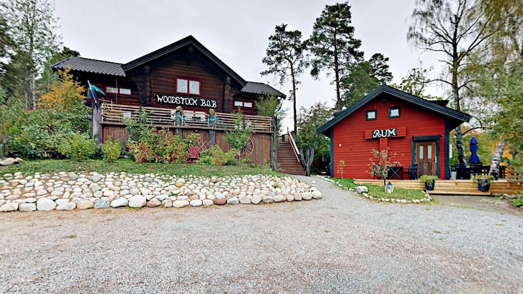 une cabine rouge avec un panneau à l'avant dans l'établissement Woodstock B & B Studios, à Bålsta