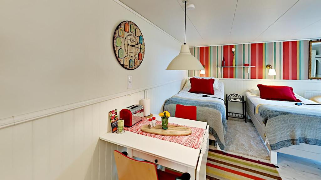 Woodstock B & B Studios - Small Twin Studio