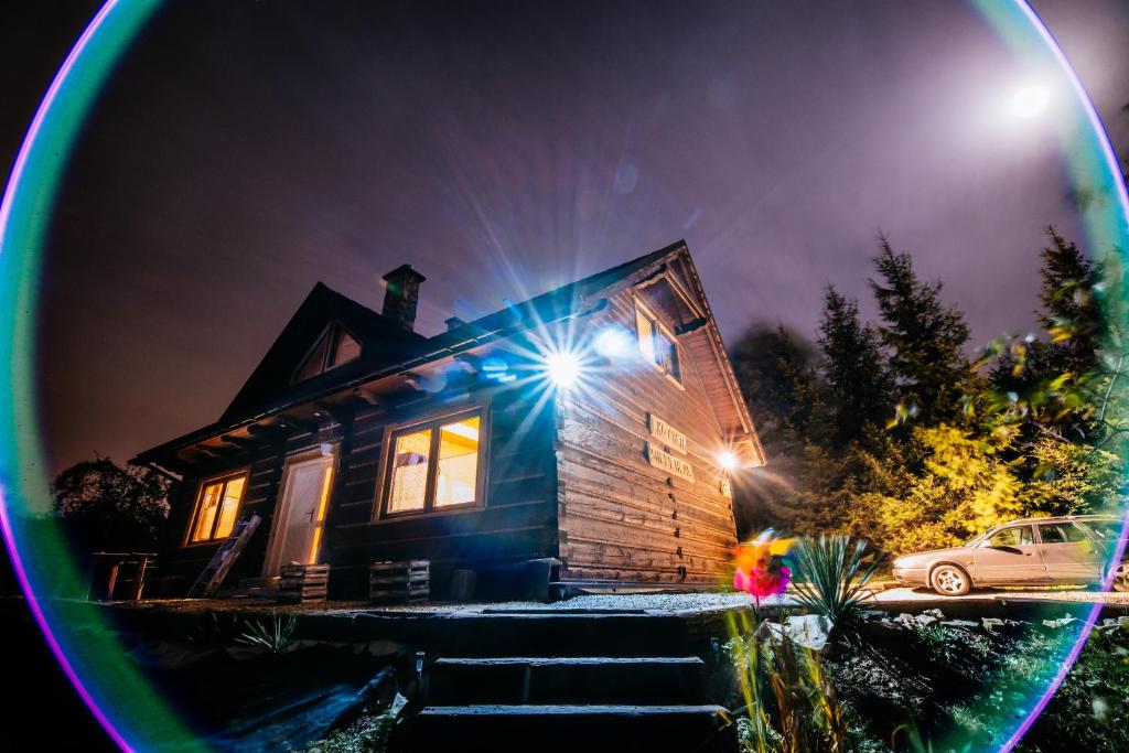 uma casa com luzes à frente à noite em Eko Chata Sweet Home em Ustroń