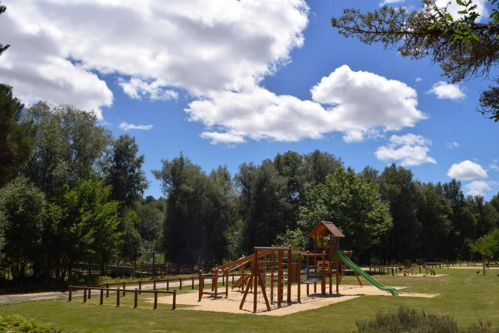A área de jogos para crianças em Boticas Parque Natur Houses