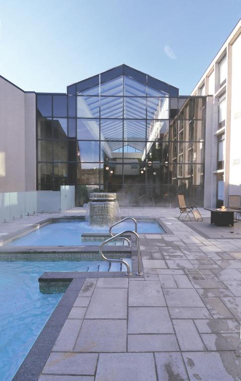 Bazén v ubytování Hôtel Universel, Centre de congrès Rivière-du-Loup nebo v jeho okolí