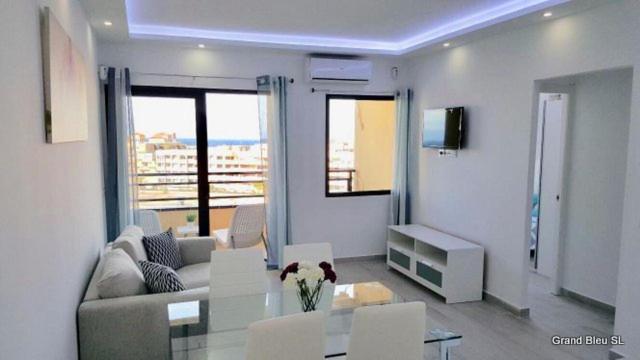 帕萊索海灘的住宿－Les Vacances Au Club Paraiso，客厅配有沙发和桌子