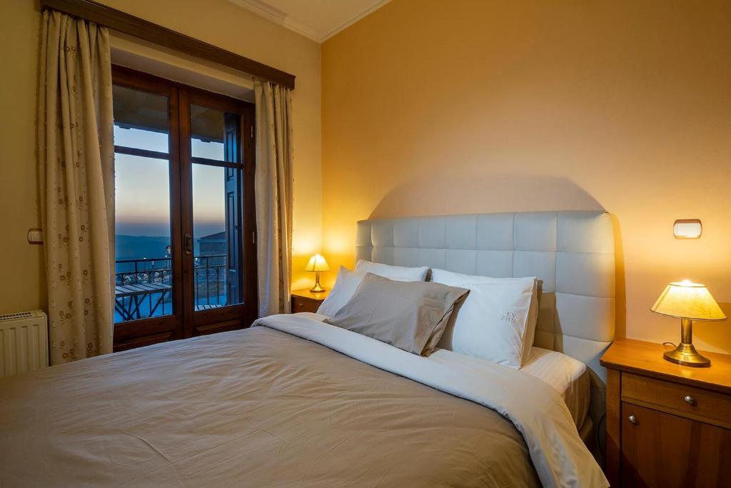 Postel nebo postele na pokoji v ubytování Ef Zin Hotel Arachova