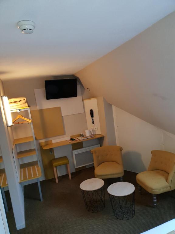 TV a/nebo společenská místnost v ubytování Hôtel REVOTEL Nancy Centre Gare et Congrès