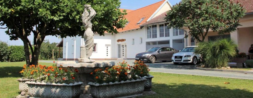 uma estátua num jardim em frente a uma casa em LONJSKI DVORI em Kutina