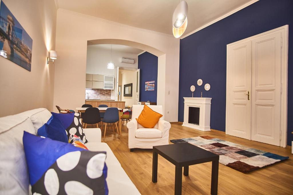 ブダペストにあるD20 Apartman | Budapestの白いソファと青い壁のリビングルーム