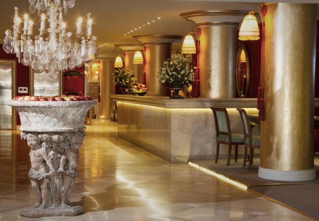 فندق هوينتالا في ميندوزا: لوبي مع طاولة وكراسي وثريا