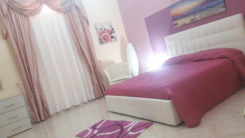ノートにあるDa Francesco e Graziellaの紫色のベッドルーム(大型ベッド1台、椅子付)