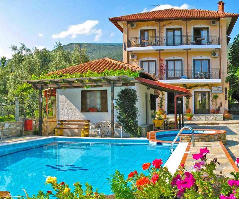 Villa con piscina frente a una casa en Pagaseon Rooms and Apartments en Kala Nera