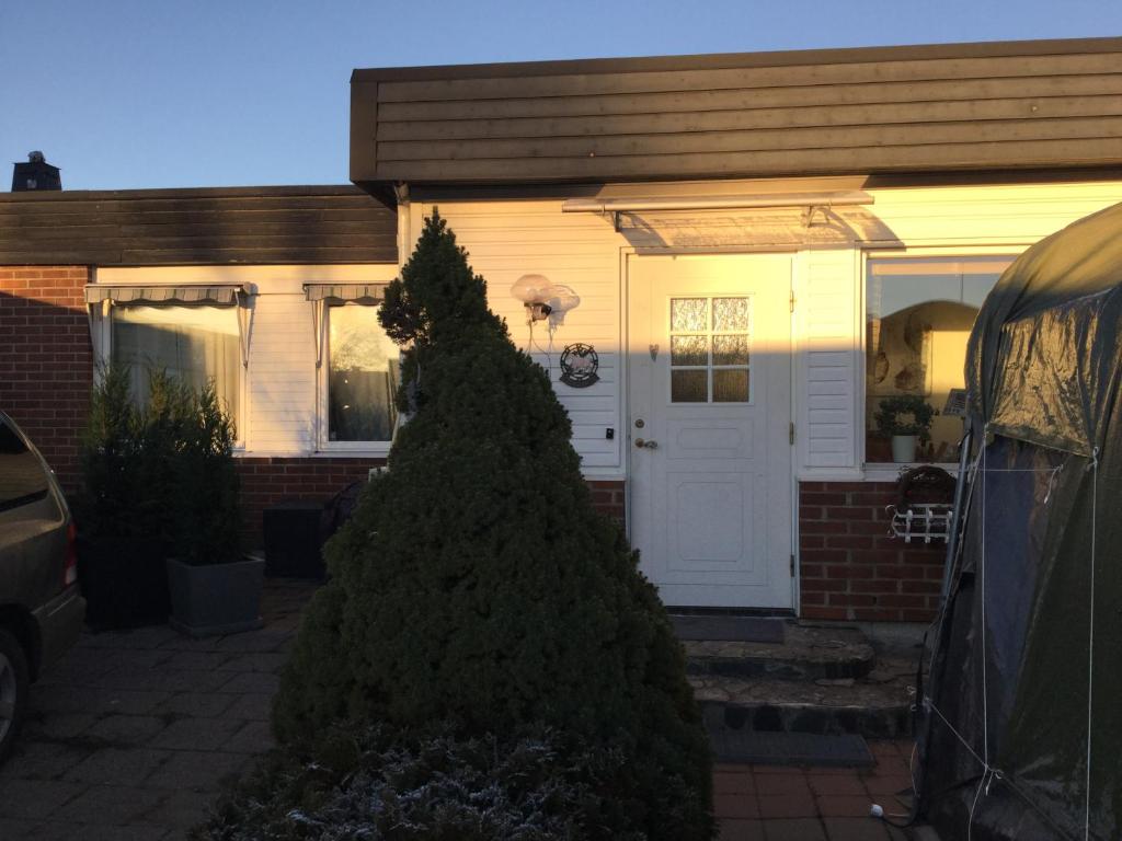 a christmas tree in front of a house at Solsidan 1 in Karlstad