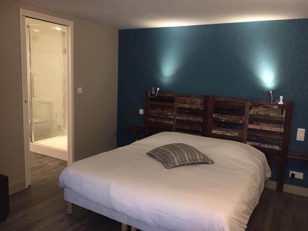 Postel nebo postele na pokoji v ubytování Hôtel Vauban