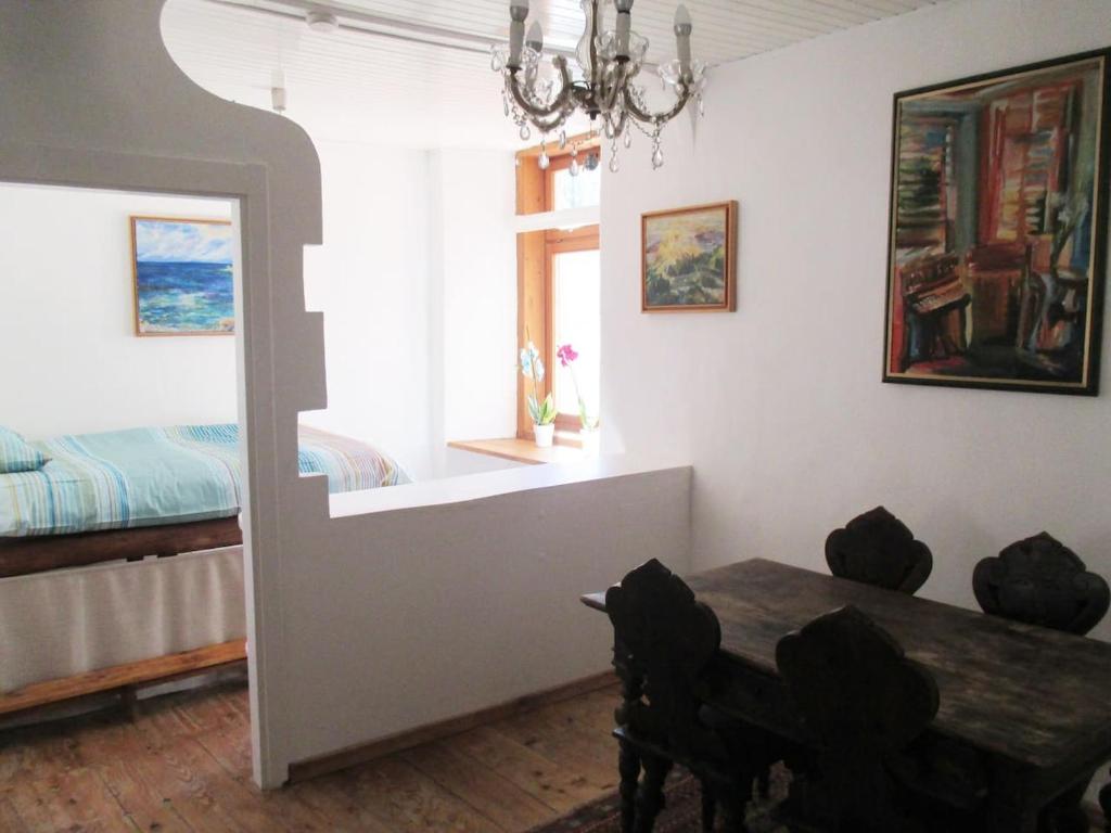 ein Schlafzimmer mit einem Tisch, einem Bett und einem Fenster in der Unterkunft Harmony Gallery in Ljubljana