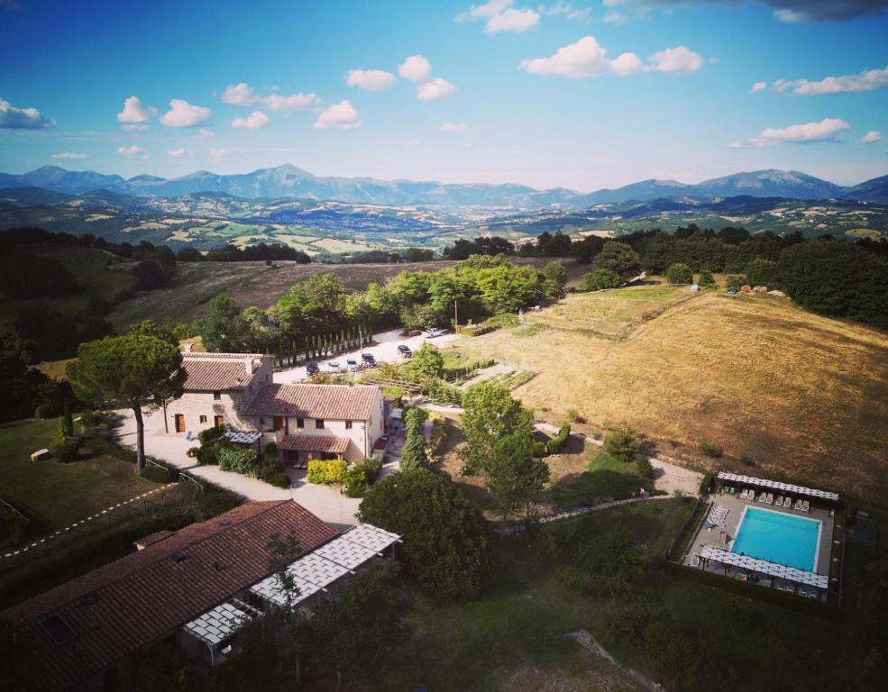 eine Luftansicht eines Hauses mit Garten und Pool in der Unterkunft The Assisi at Pian Di Cascina (Umbria with Kids) in Carbonesca