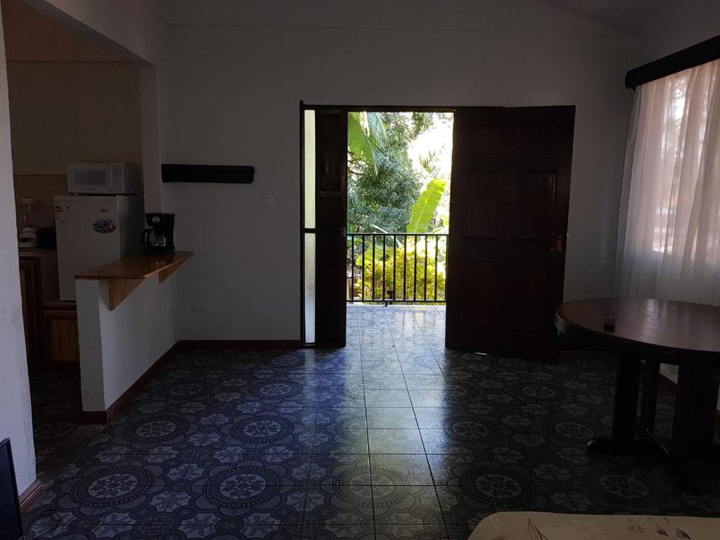 a kitchen with a door leading to a balcony at Pulpos in Quepos