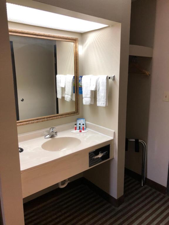 Baymont by Wyndham Oklahoma City Airport photo