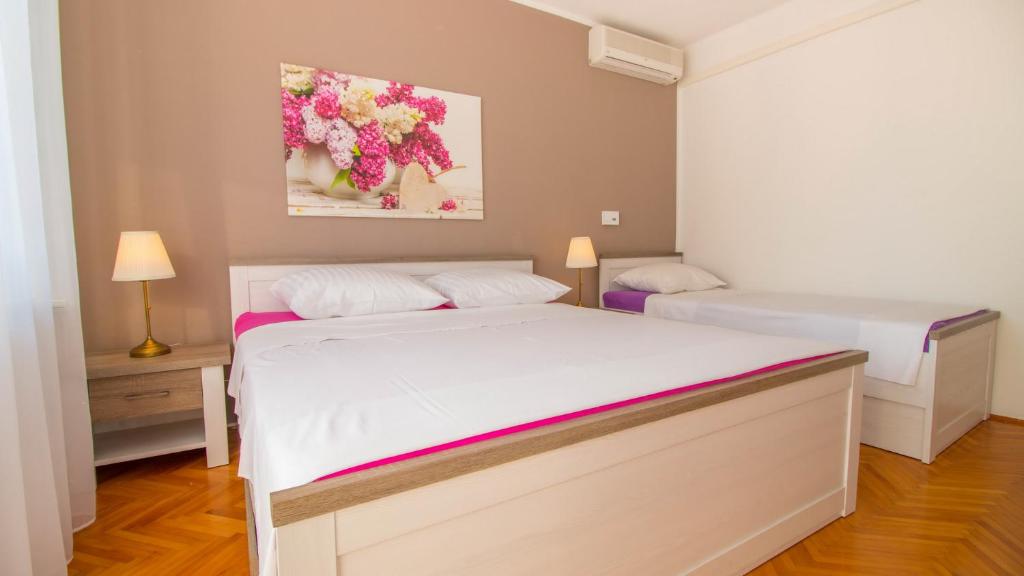 sypialnia z 2 łóżkami i obrazem na ścianie w obiekcie Ivanka 1 w mieście Selce